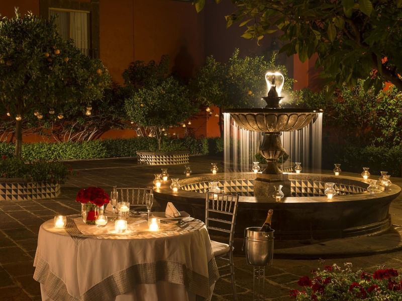 Una cena a la luz de las velas en FA Hacienda Galindo Resort & Spa