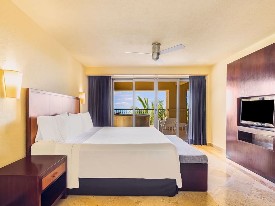 King bed & balcony jacuzzi in Honeymoon Suite at La Colección