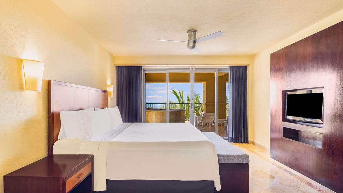 King bed & balcony jacuzzi in Honeymoon Suite at La Colección