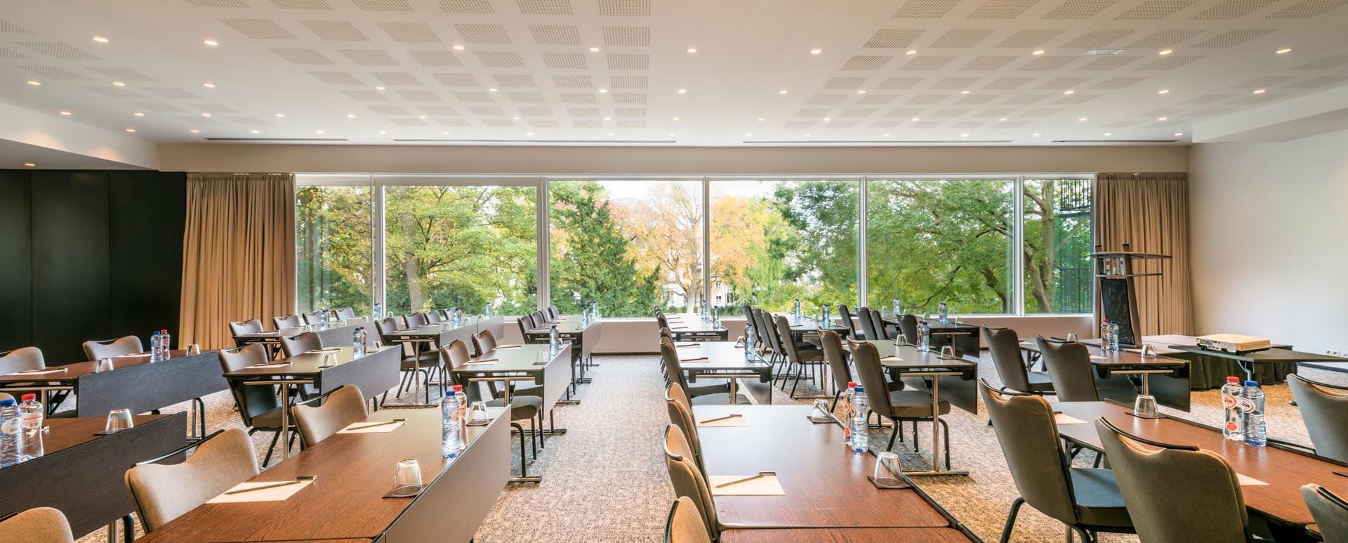 Grande salle de réunion vue parc