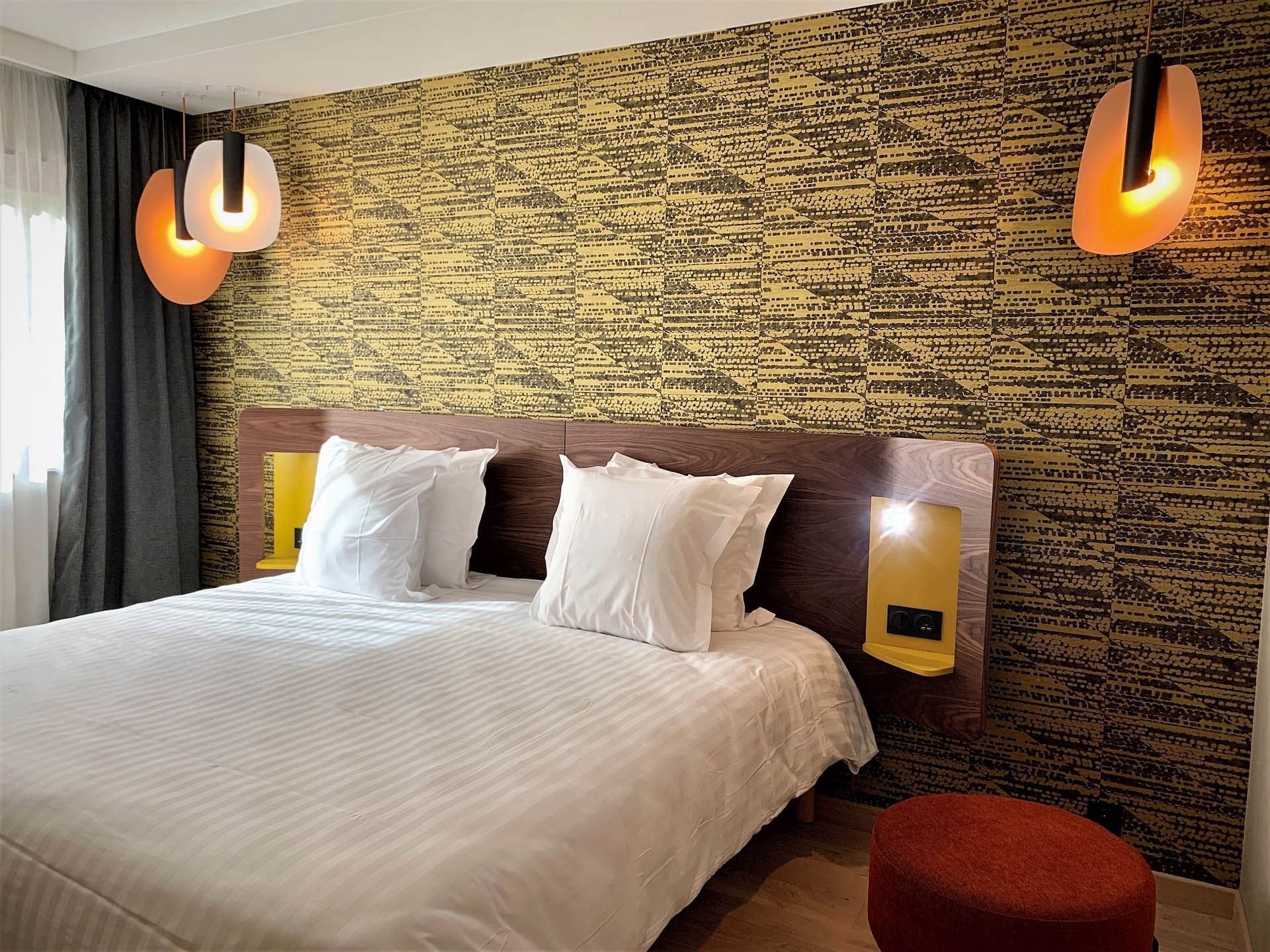 Lit avec décoration murale, lampes, Oceania Paris Porte de Versailles