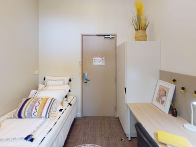 Single room with bed and desk at UniLodge Herston.