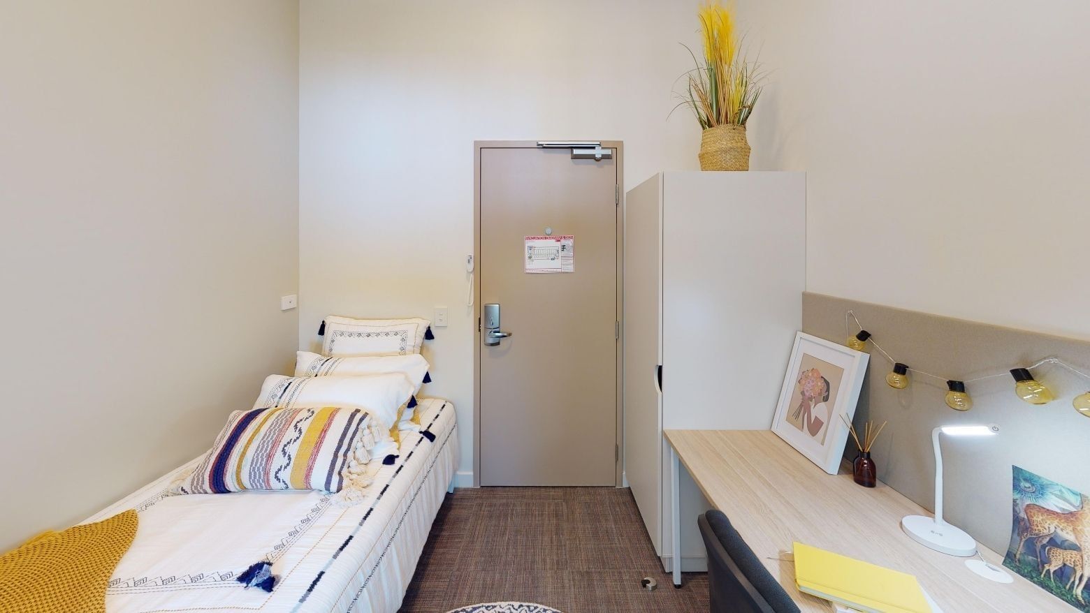 Single room with bed and desk at UniLodge Herston.