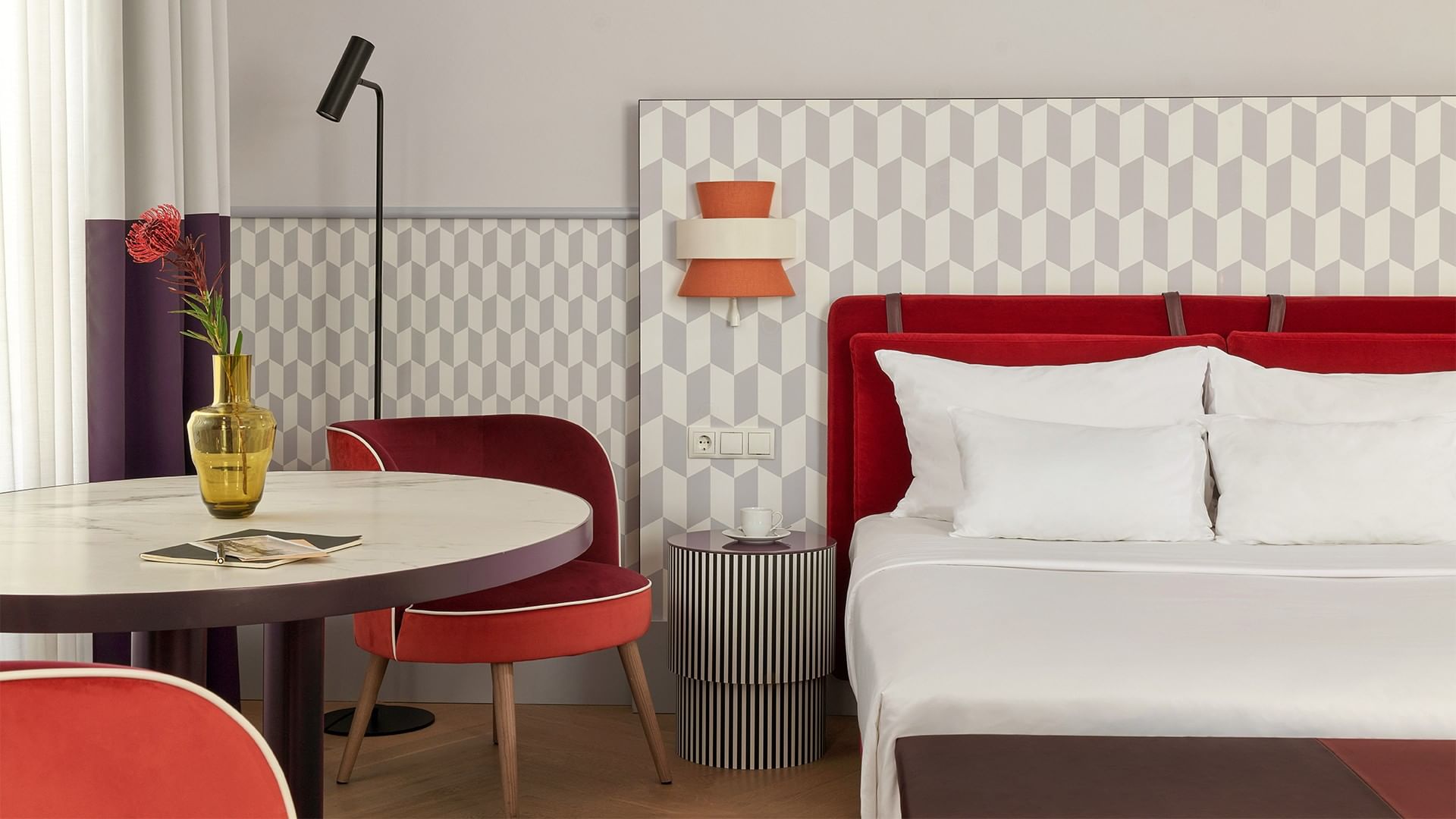 Pokoj Boutique Junior Suite s postelí, stolem a židlí v Falkensteiner Hotel Prague.