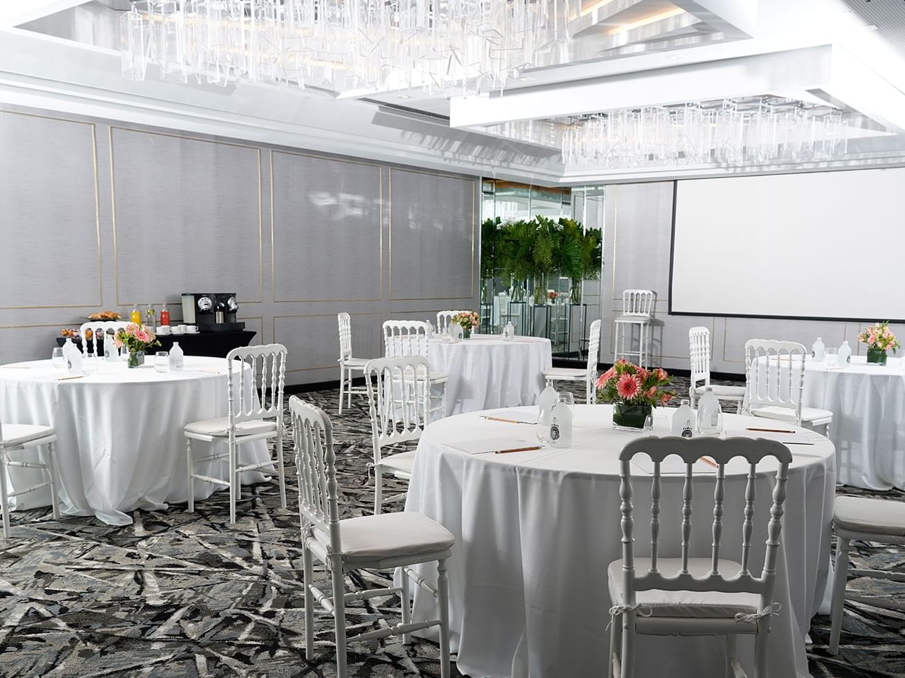 
Mesas decoradas con flores en una habitación del Hotel Emperador Buenos