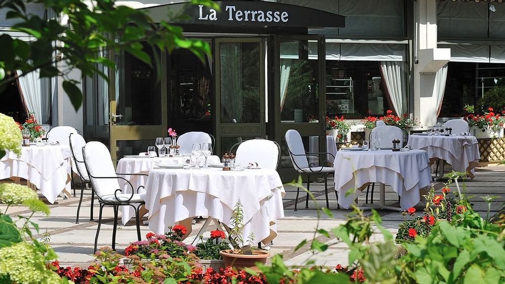 Mise en place extérieure au restaurant La Terrasse.
