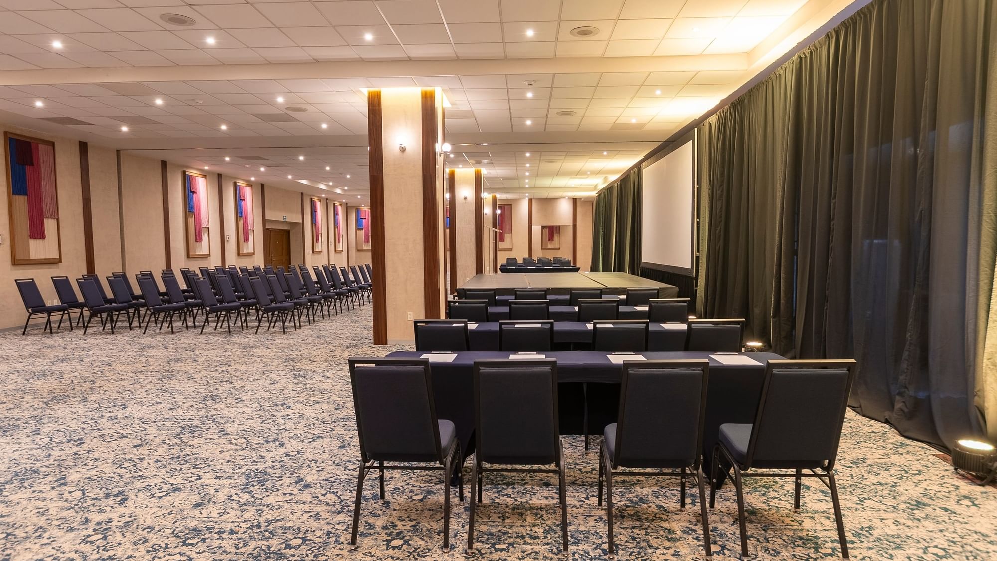 Sala de conferencias con sillas y mesas en el Resort & Spa Fiesta Americana Riviera Nayarit