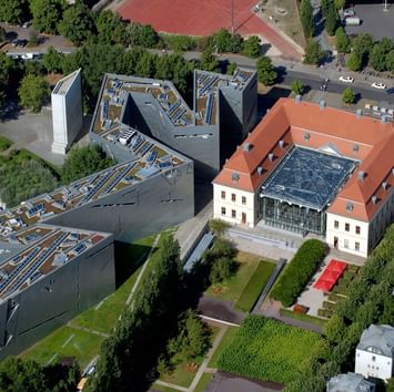 Luftaufnahme des Jüdischen Museums mit Glasdach in der Nähe des Titanic Comfort Mitte