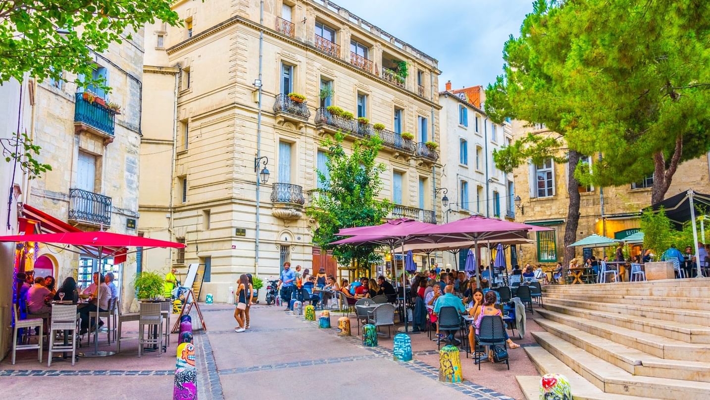 Rue animée avec des gens profitant de l'extérieur près des Hôtels Oceania