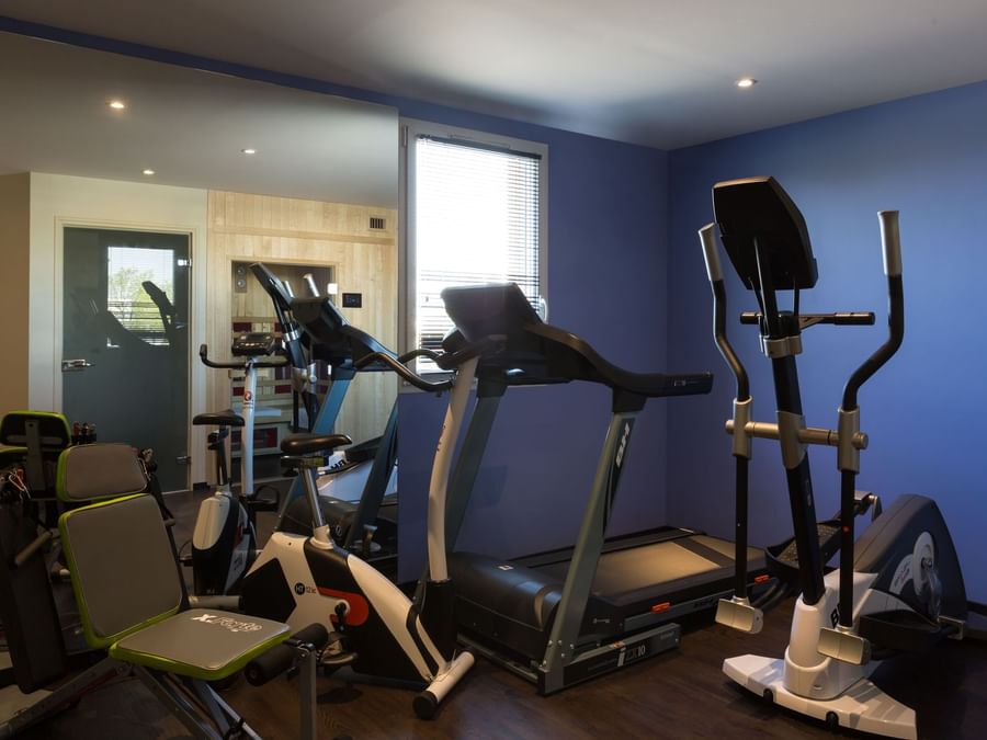 Exercise equipment in the gym at Hotel Qualys Reims-Tinqueux
