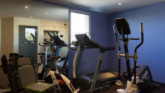 Exercise equipment in the gym at Hotel Qualys Reims-Tinqueux
