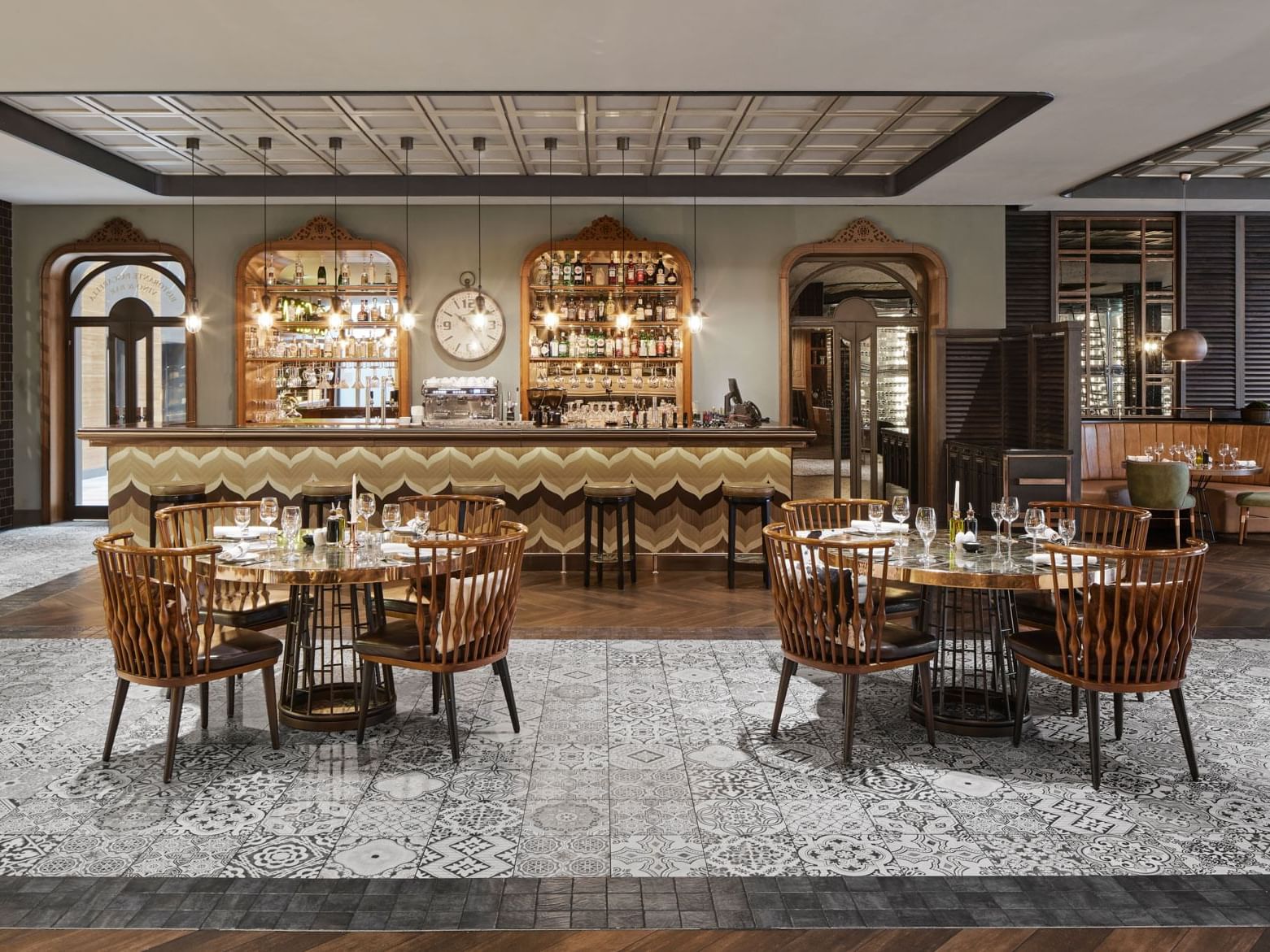 Elegantes Restaurant mit Tischen, Stühlen, Theke und stilvollen Details – Titanic Chaussee Berlin.