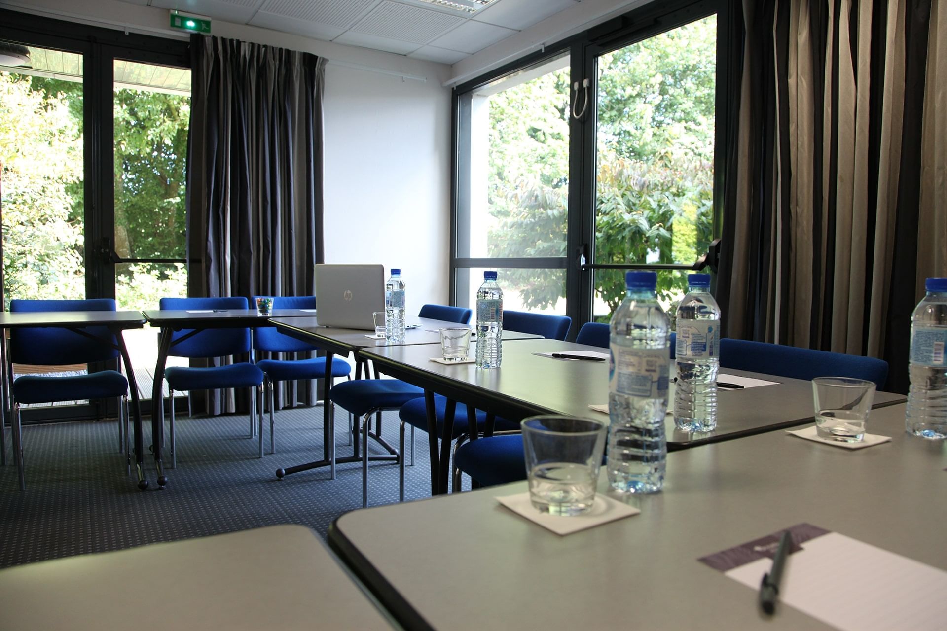 Table en U dans une salle de réunion à l'Escale Oceania Rennes