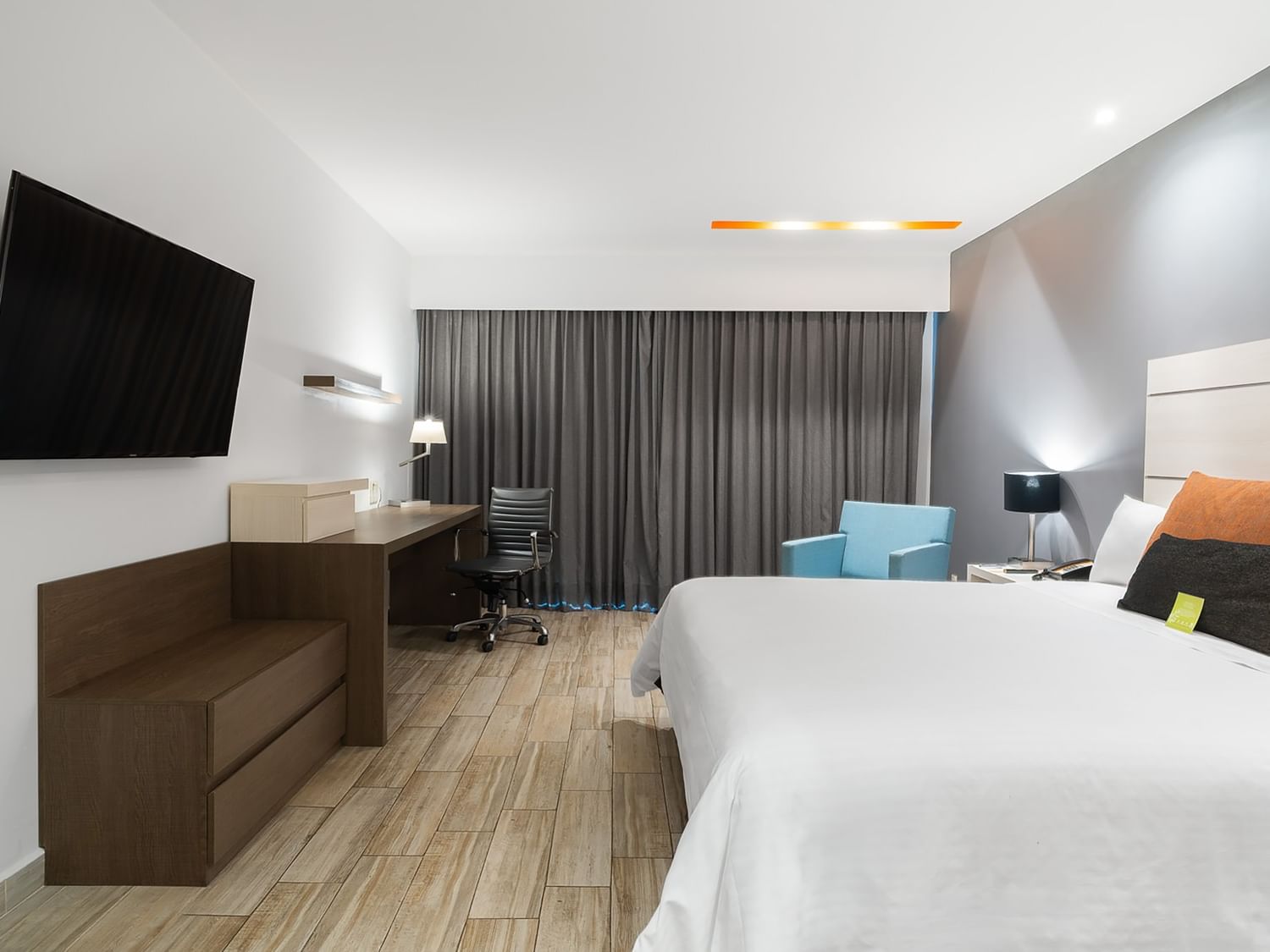 Habitación De Lujo King con cama grande, televisor, y oficina en Real Inn Perinorte Tlalnepantla.