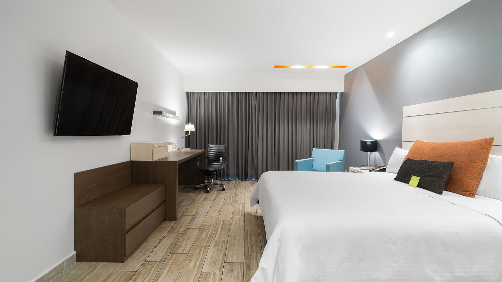 King Deluxe room at Real Inn Perinorte in Tlalnepantla featuring a large bed, desk, and television.