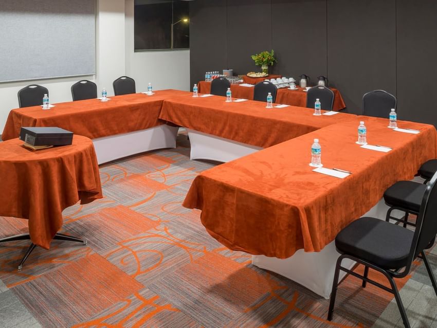 Sala de reuniones Múnich con mesas y sillas en Real Inn Celaya.
