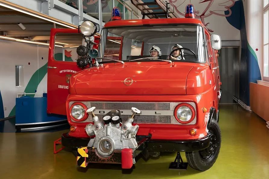 Feuerwehrauto im Technischen Museum Wien mit Kindern im Fahrerhaus und interaktiver Ausstellung