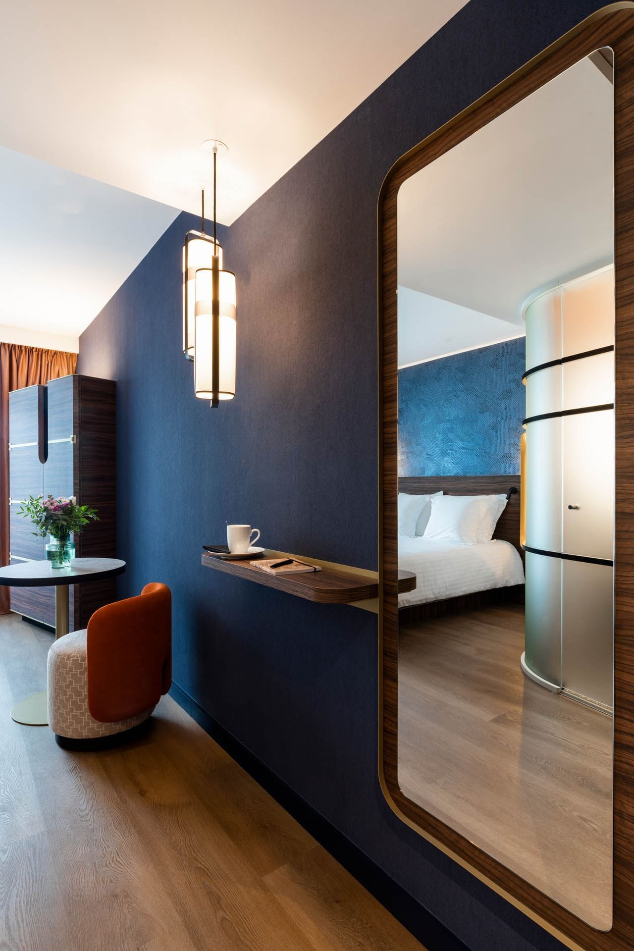 Chambre et salon dans une suite à l'Oceania Le Conti Brest