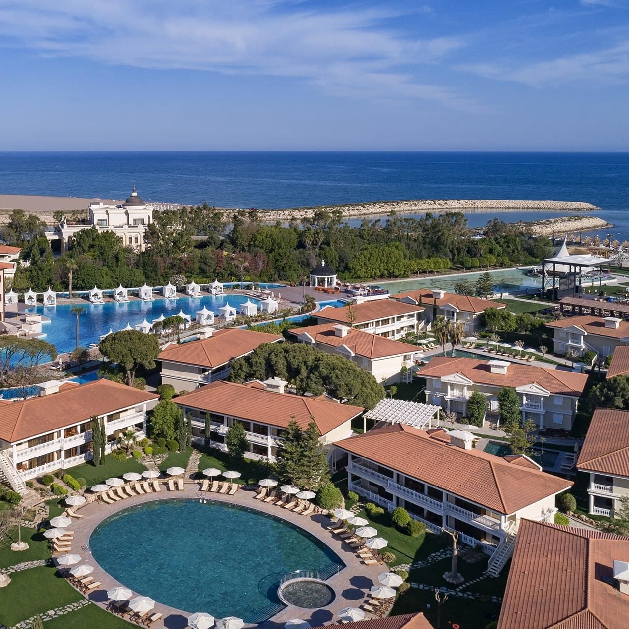 Atemberaubende Luftaufnahme der Lake Houses im Titanic Mardan Palace.