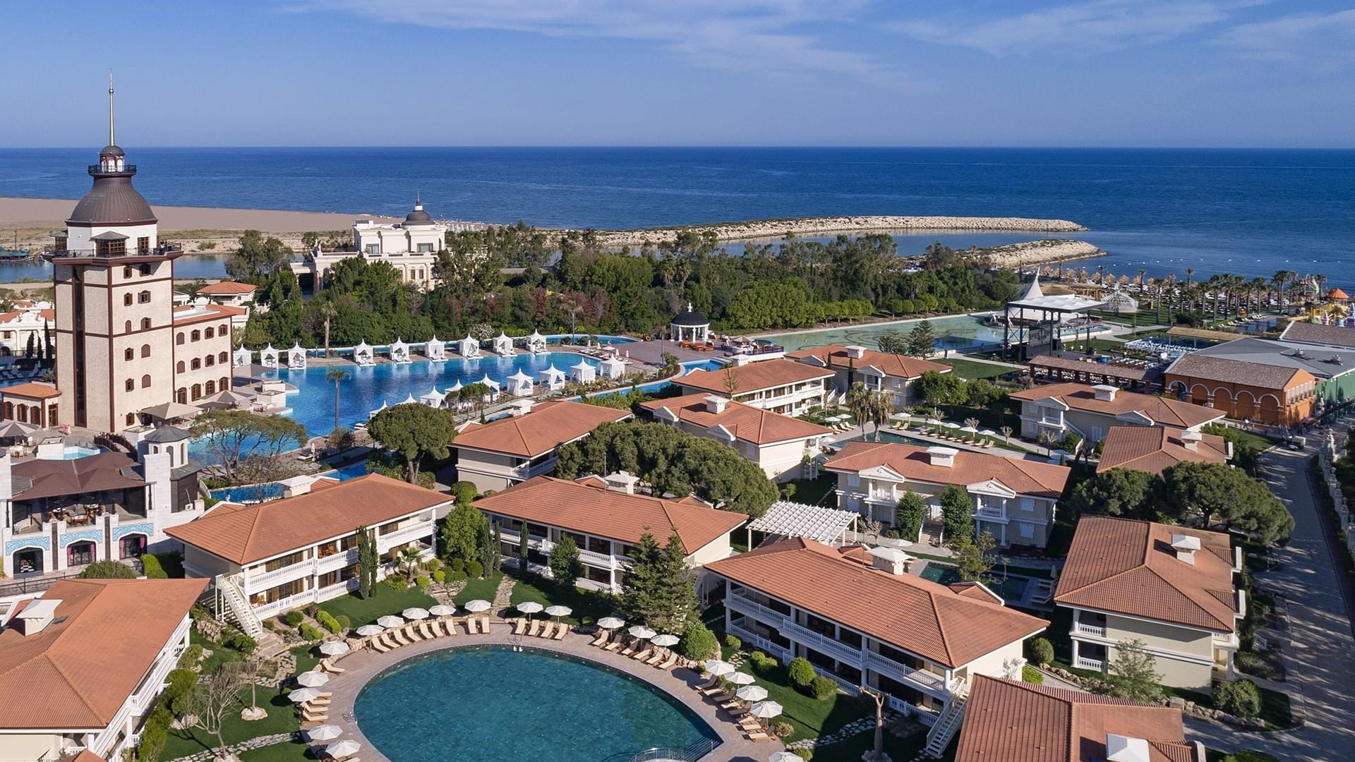 Atemberaubende Luftaufnahme der Lake Houses im Titanic Mardan Palace.