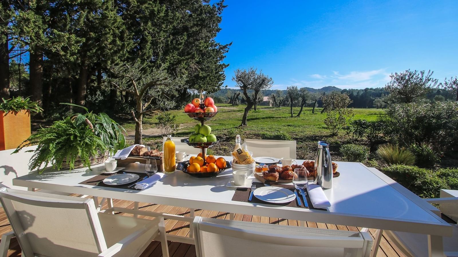 Petit-déjeuner en extérieur, villa de luxe avec 4 chambres, Domaine De Manville