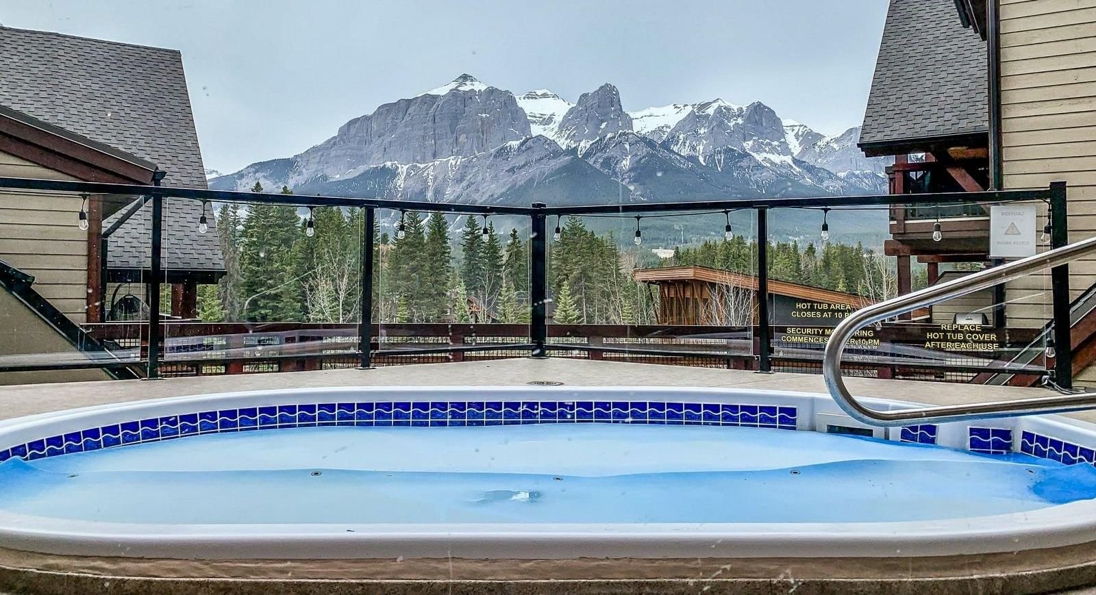 Outdoor balcony with jacuzzi and mountain view at Spring Creek Vacations