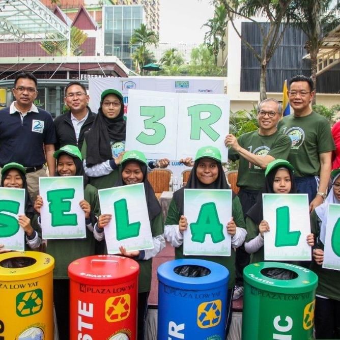Group holding letters of 3R Selalu & posing, Federal Hotels