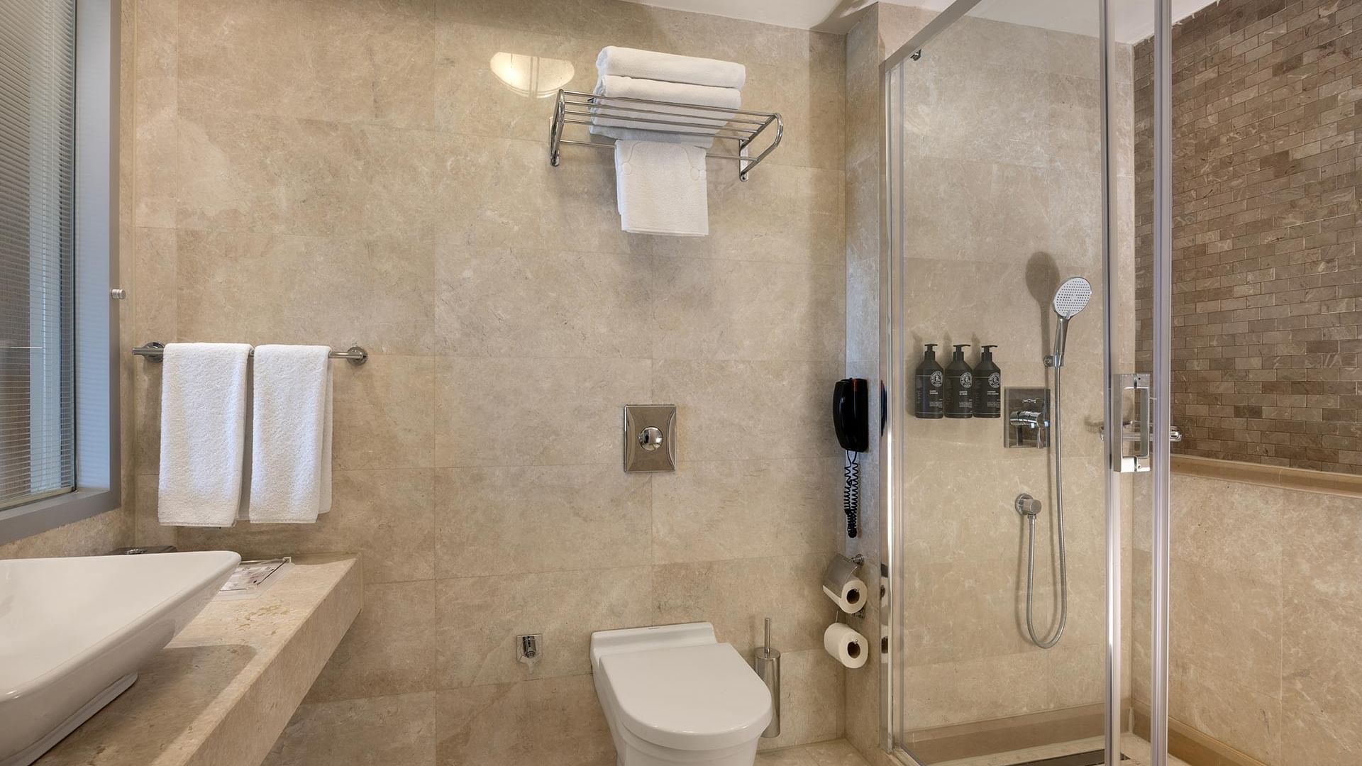 Titanic City Taksim’deki Superior odanın banyosu, duşakabin, tuvalet, lavabo ve havlu askısı içerir.