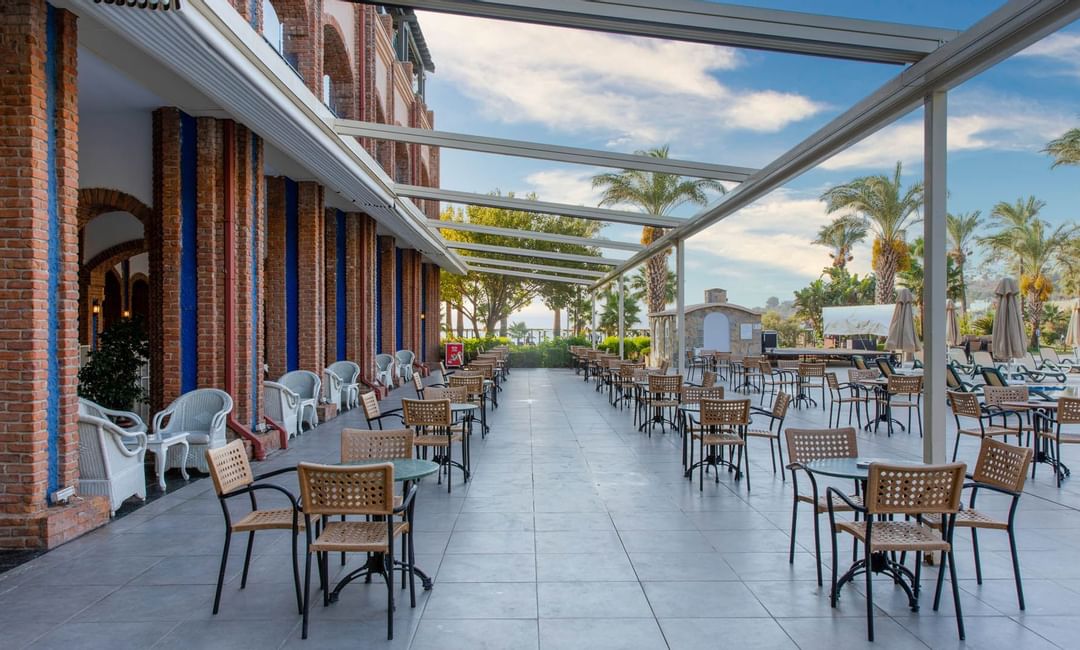 Bodrum Imperial'deki The Pool Bar'da açık yemek alanı