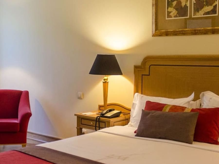 Cama queen size confortável em quarto moderno - no Hotel Cascais Miragem Health and Spa