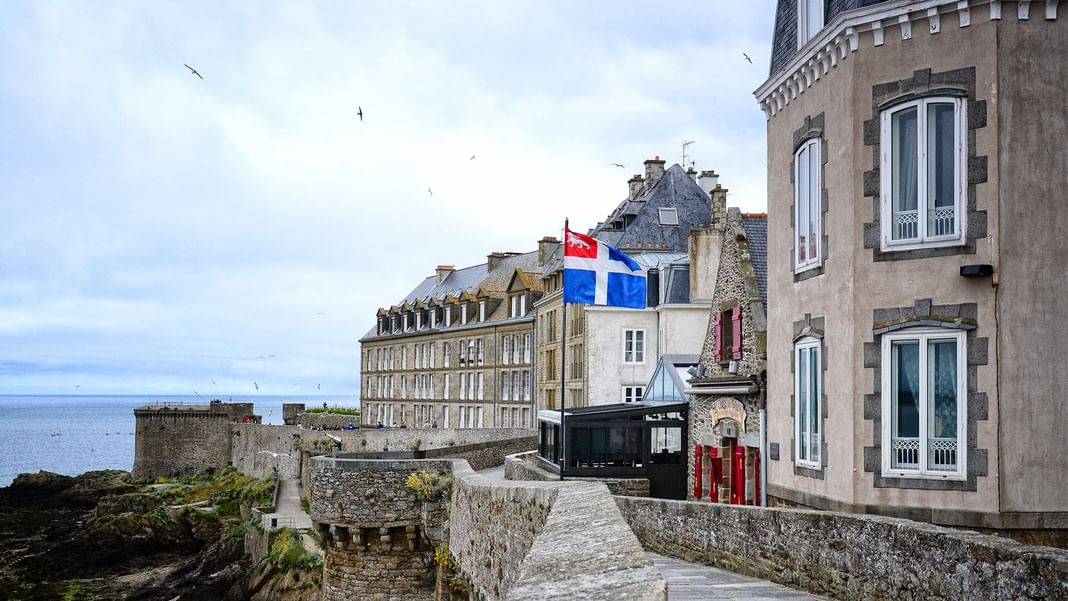 Paysage côtier avec bâtiments à Saint-Malo près des Hôtels Oceania