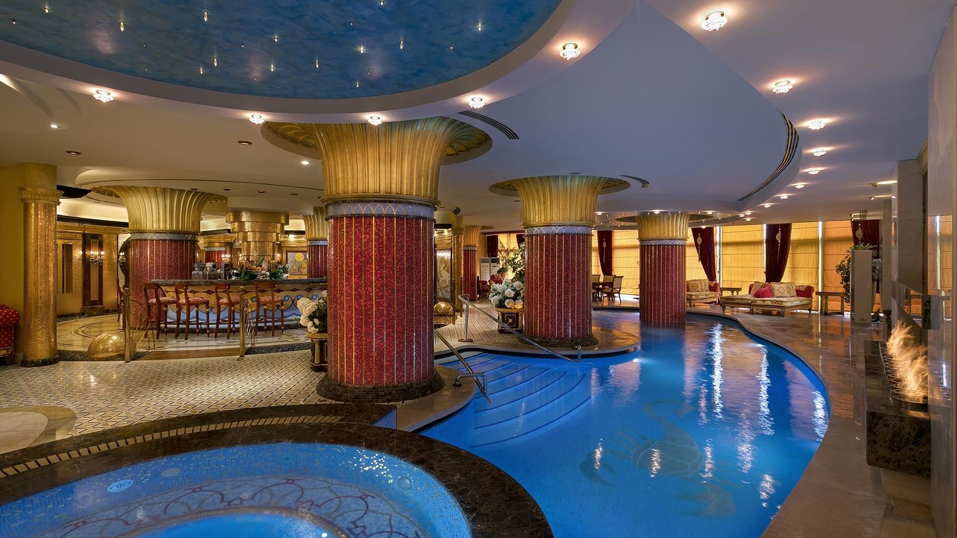 Titanic Mardan Palace'taki Amon Spa'da kapalı havuz alanı.