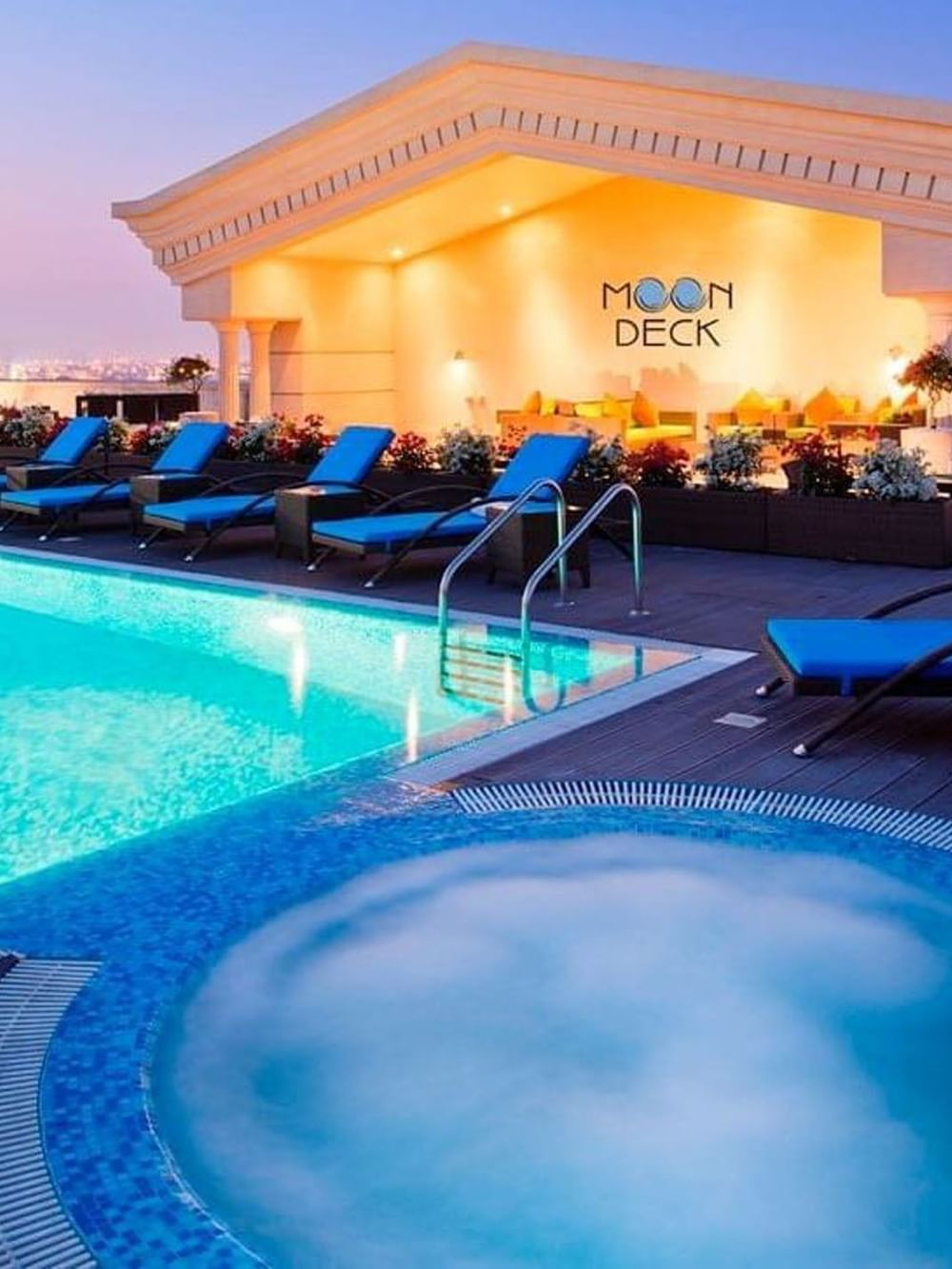 حمام السباحة في ورويك الدوحة_قياسي