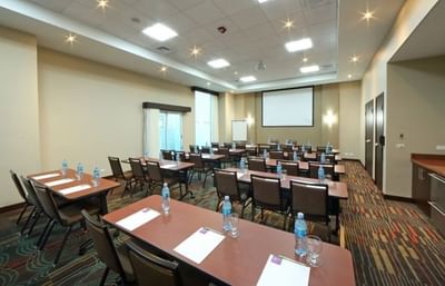 Rows of tables facing project screen in meeting room at MARINN PLACE Financial District