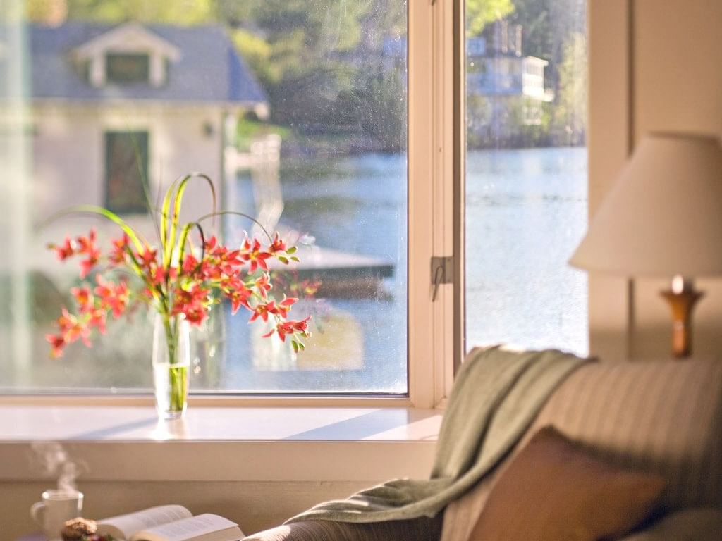 Flower jar by a window in a Junior Suite at High Peaks Resort