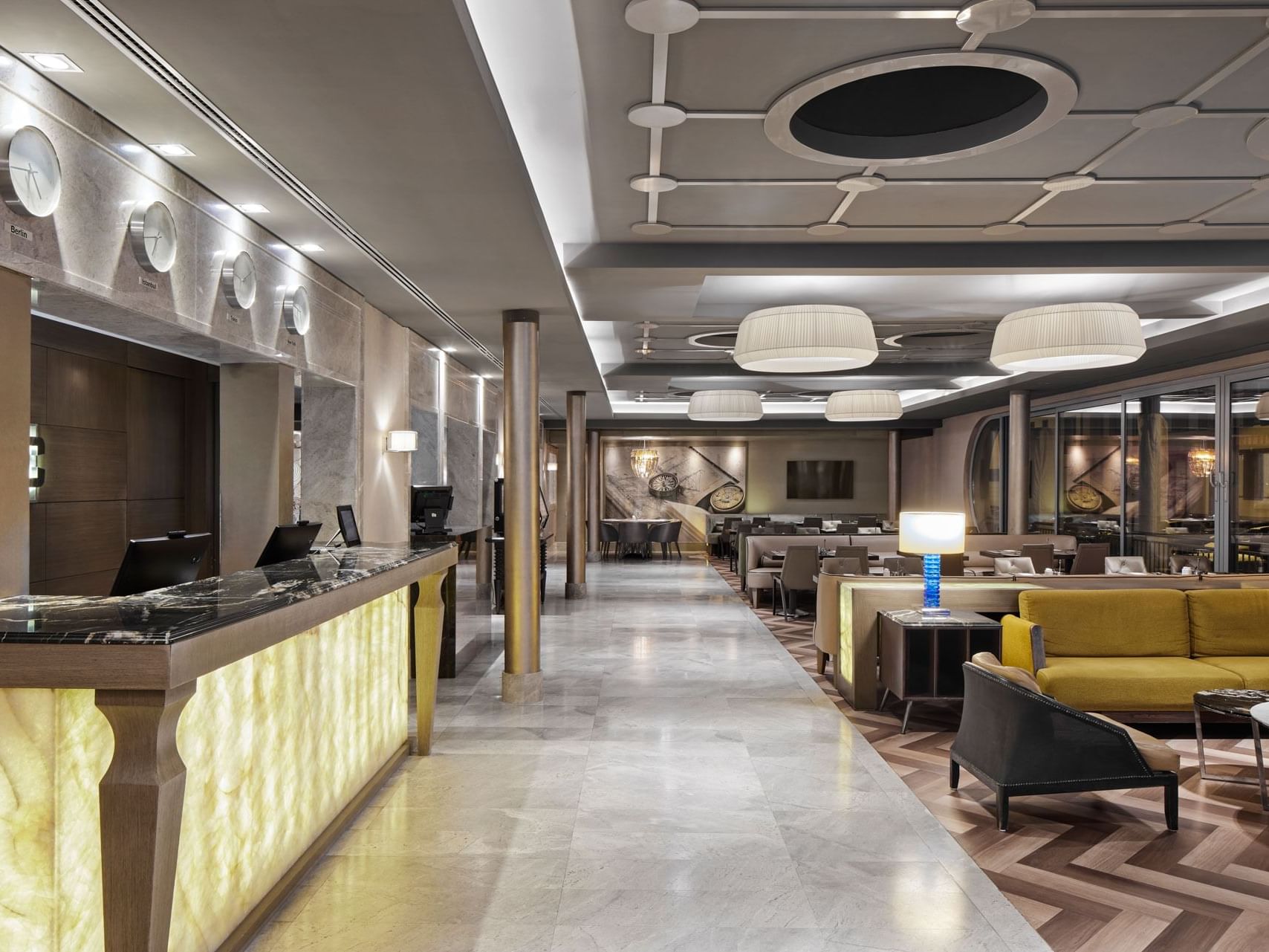 Moderne Lobby mit Sitzbereich unter Pendelleuchten im Titanic Comfort Mitt