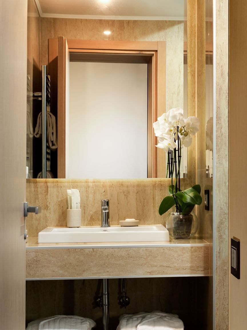 Wash basin with mirror in Classic Room bathroom at Babuino 181