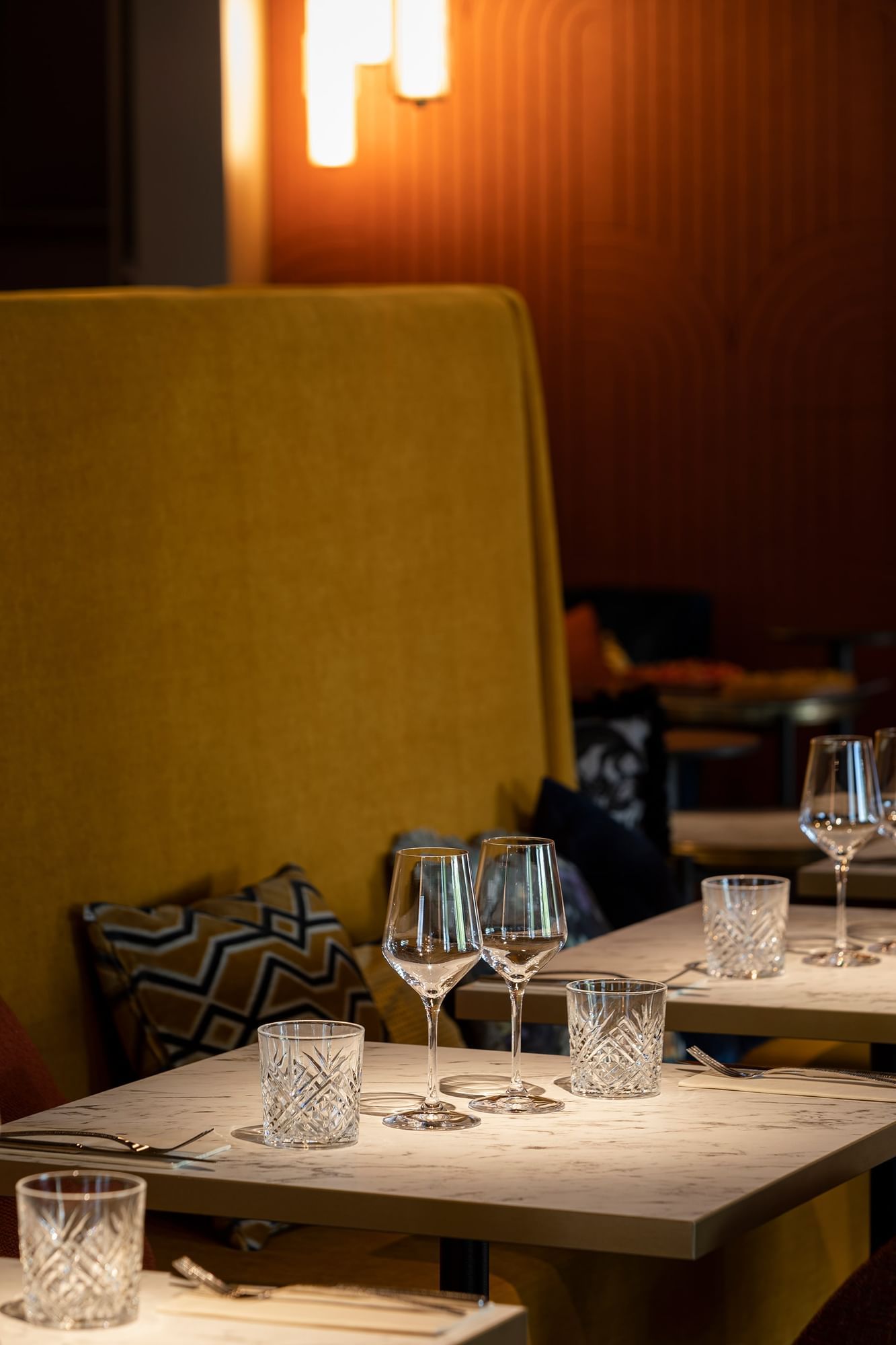 Tables dressées dans un restaurant à l'Oceania Le Conti Brest