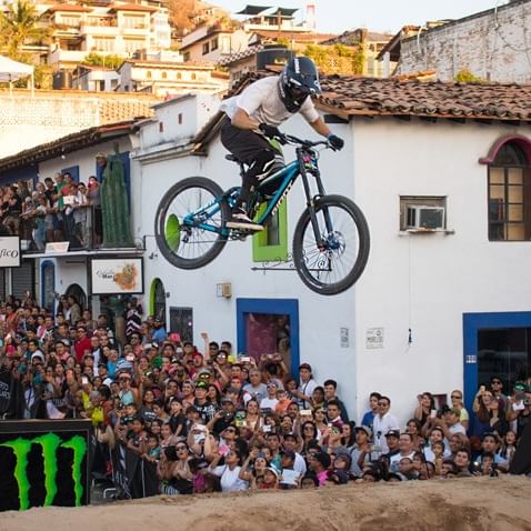 Ciclista realizando un salto en el evento Puerto Vallarta Downhill 2026 en el centro de la ciudad.