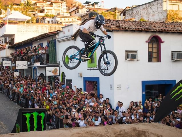 Ciclista realizando un salto en el evento Puerto Vallarta Downhill 2026 en el centro de la ciudad.