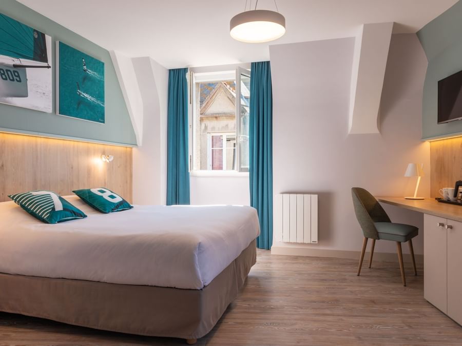 Superior Double Room with a double bed at Hotel des Marins