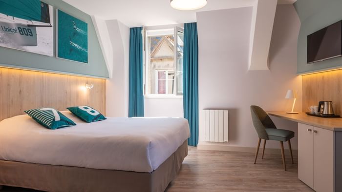 Superior Double Room with a double bed at Hotel des Marins