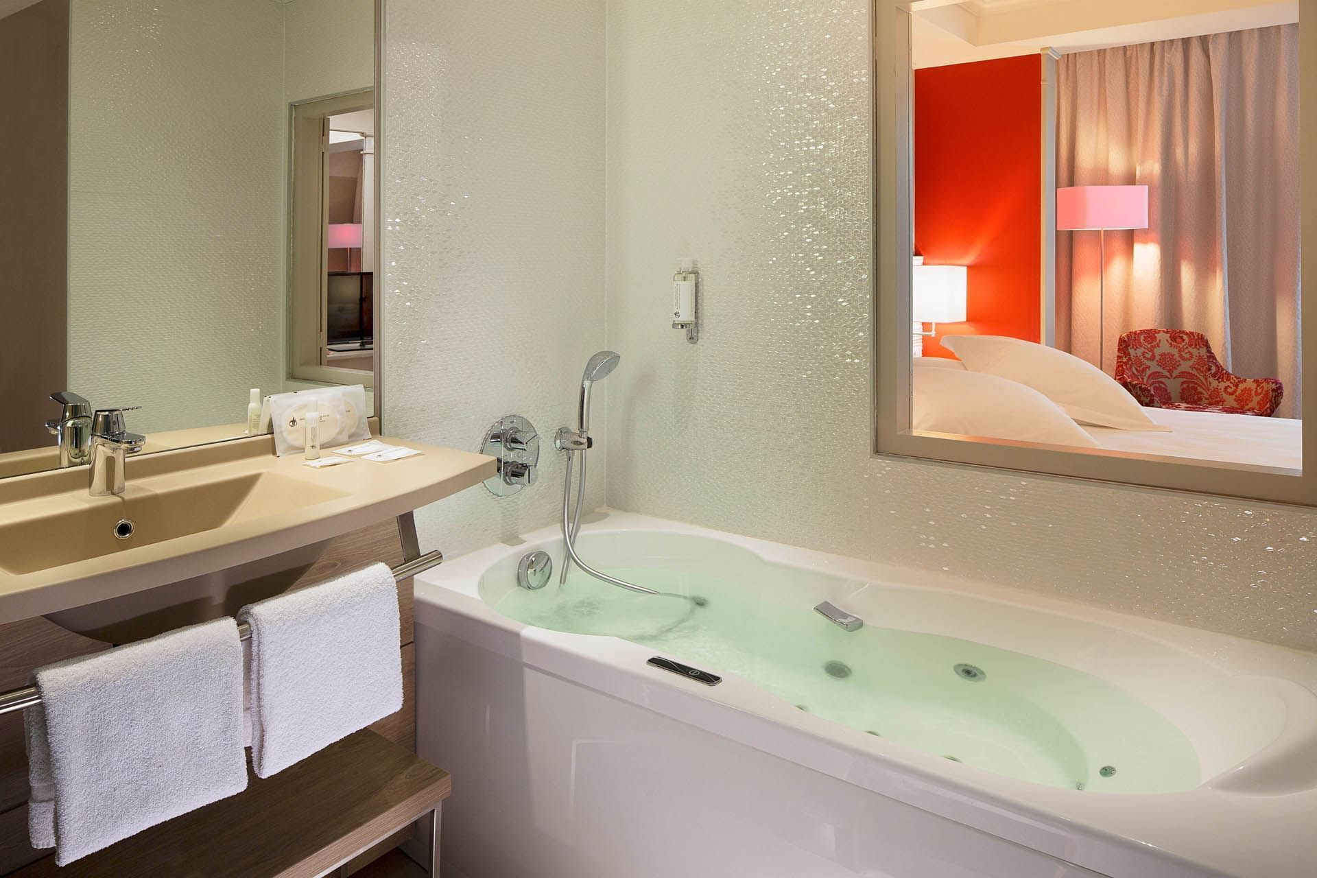 Baignoire dans la salle de bain de la Suite Junior à l'Oceania L'Univers Tours