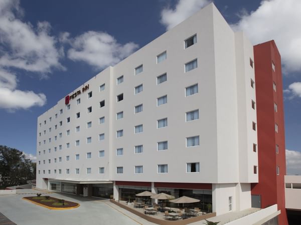Exterior view of Fiesta Inn Guadalajara Periférico Poniente façade