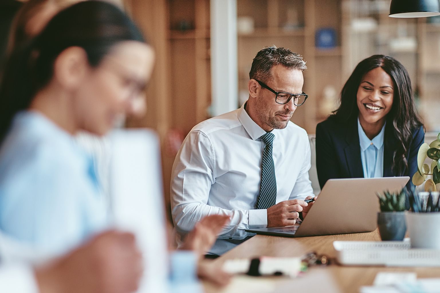 Empleados trabajando felices en Grand Fiesta Americana