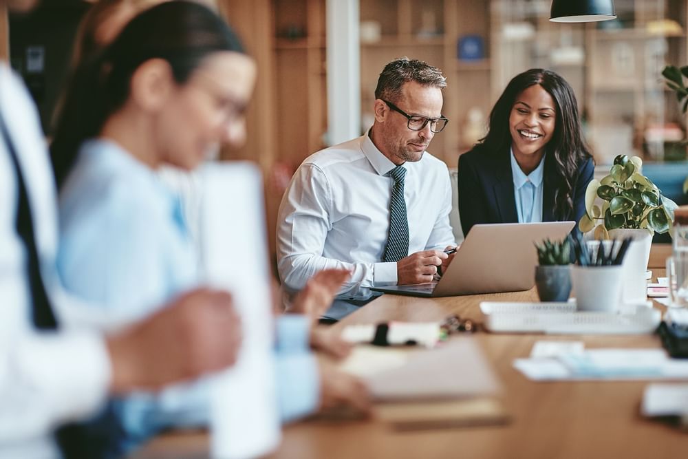 Empleados trabajando felices en Grand Fiesta Americana