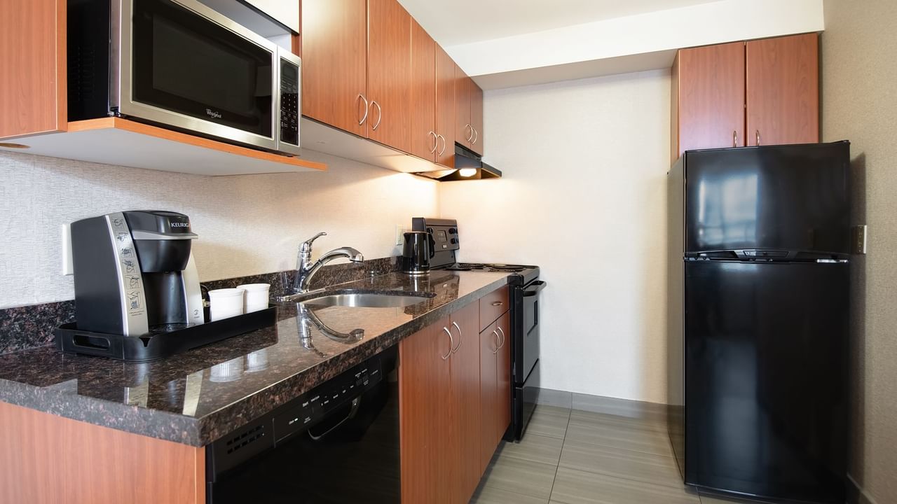 Hotel studio equipped with fridge, microwave, dishwasher and coffee machine