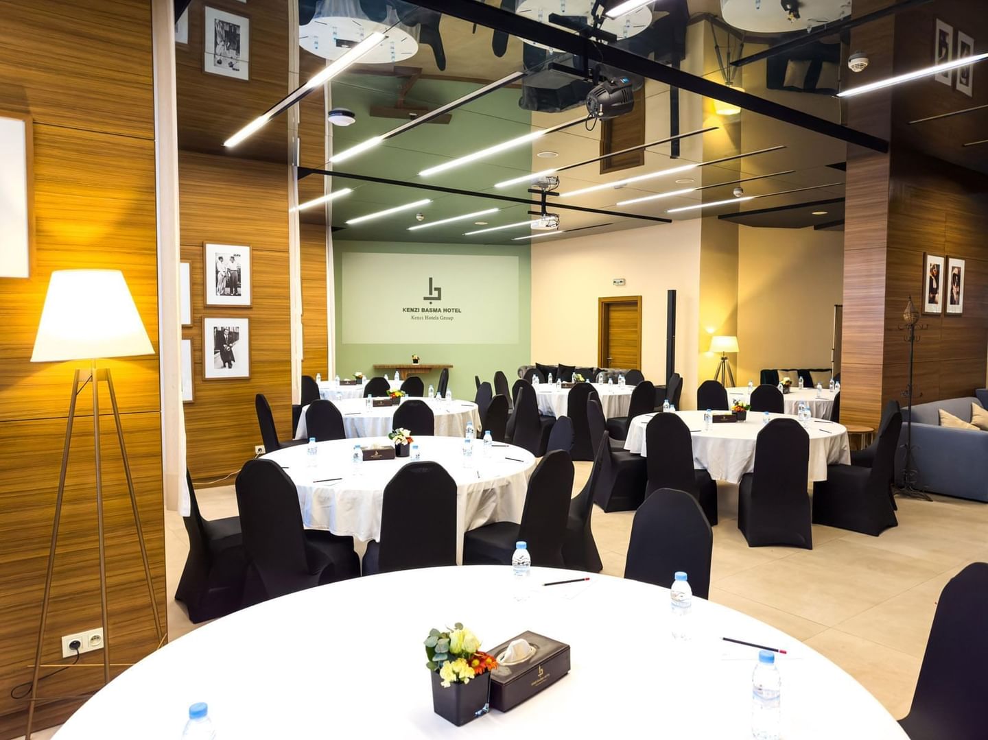 Salle de réunion élégante avec tables et chaises noires chez Kenzi Basma Hotel