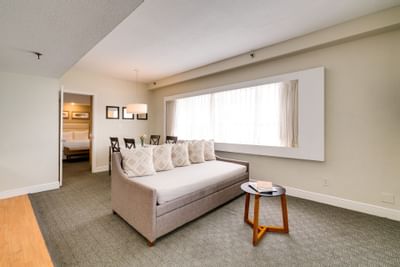 Sofá en el área de estar de la Suite de una habitación en Crest Hotel