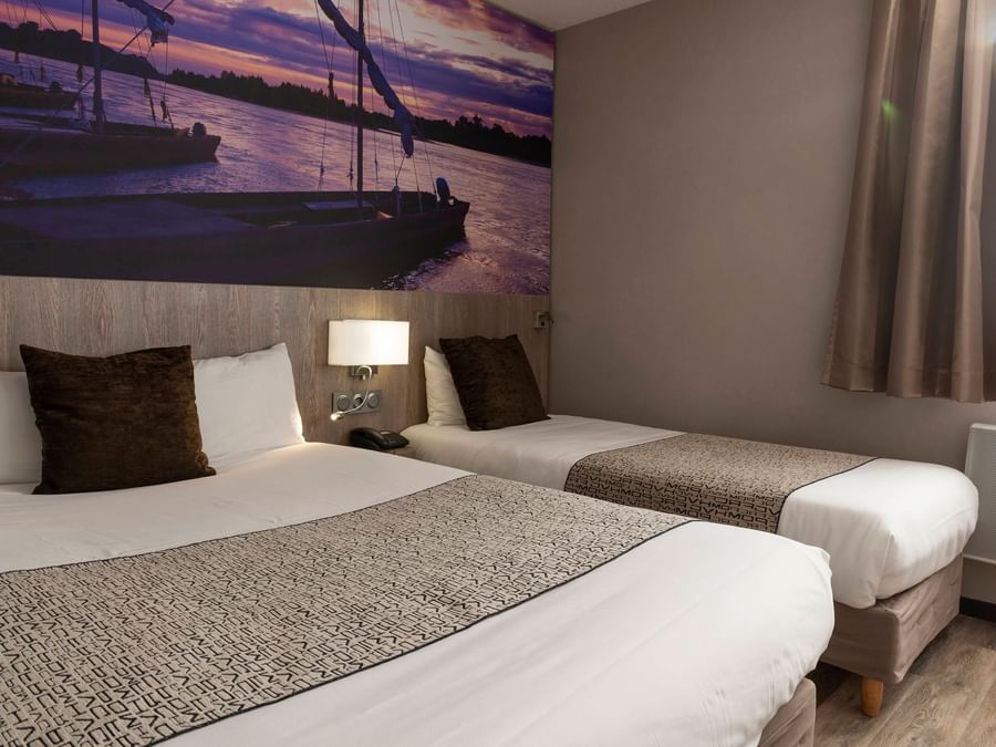 Comfort Triple bedroom with twin beds at The Originals Hotels